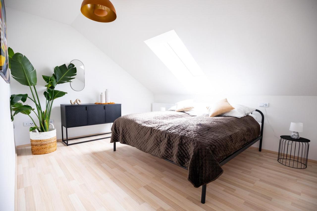 Design-Ferienwohnung In Kelberg Am Nuerburgring: Platz Fuer 6, Kueche, Wifi, Netflix Ngoại thất bức ảnh