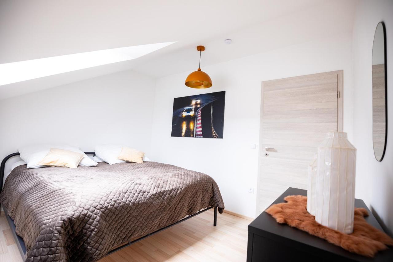 Design-Ferienwohnung In Kelberg Am Nuerburgring: Platz Fuer 6, Kueche, Wifi, Netflix Ngoại thất bức ảnh